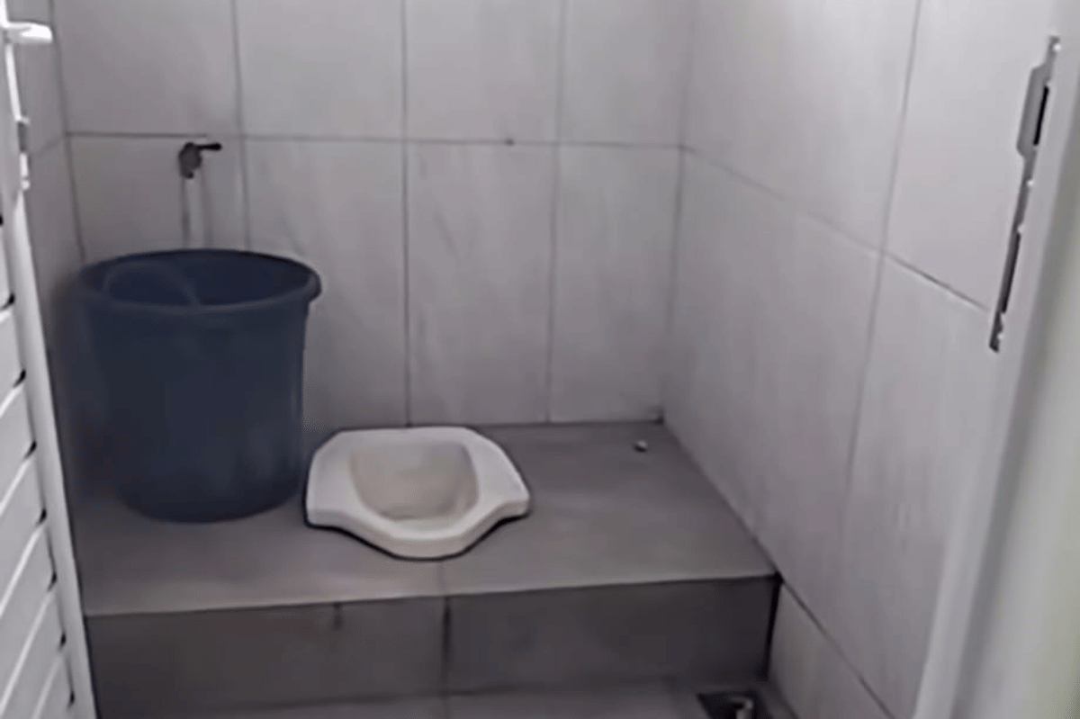 Siswa menggedor pintu toilet sekolah dengan sangat keras