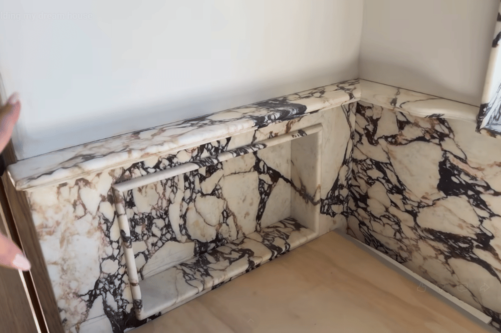 Kamar mandi punya detail batu dan ubin antik