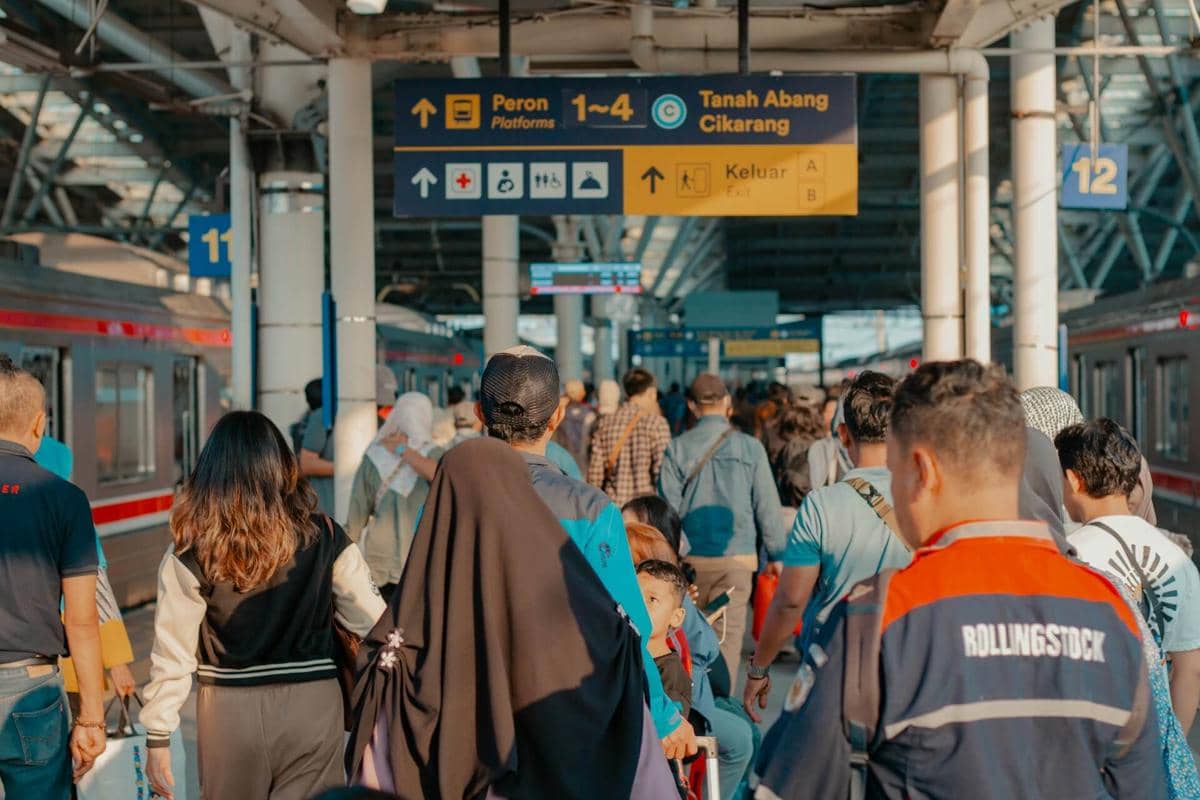 Perut Mules di KRL atau Bus? Kenali Batas Aman Ibu Hamil Bepergian