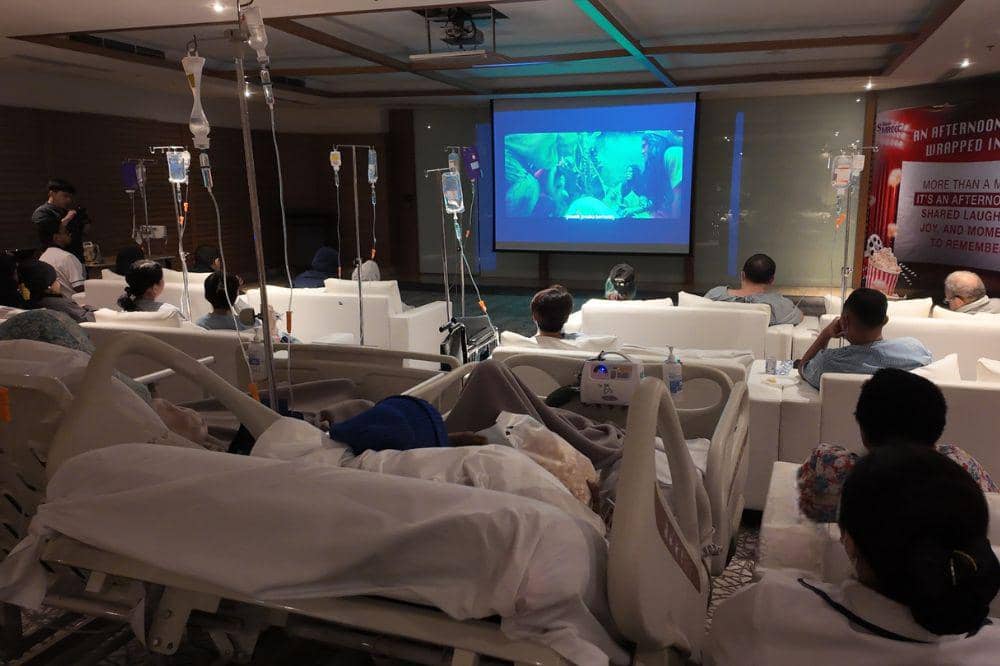 Rumah Sakit ini Ajak Cancer Warrior Nonton Film bersama Oki Rengga