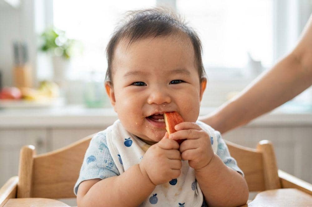 Tips mengajarkan anak makan sendiri secara bertahap