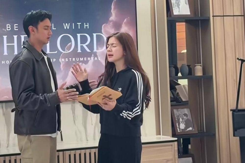 Felicya Angelista dan Hito Keliling Rumah Sambil Berdoa 2