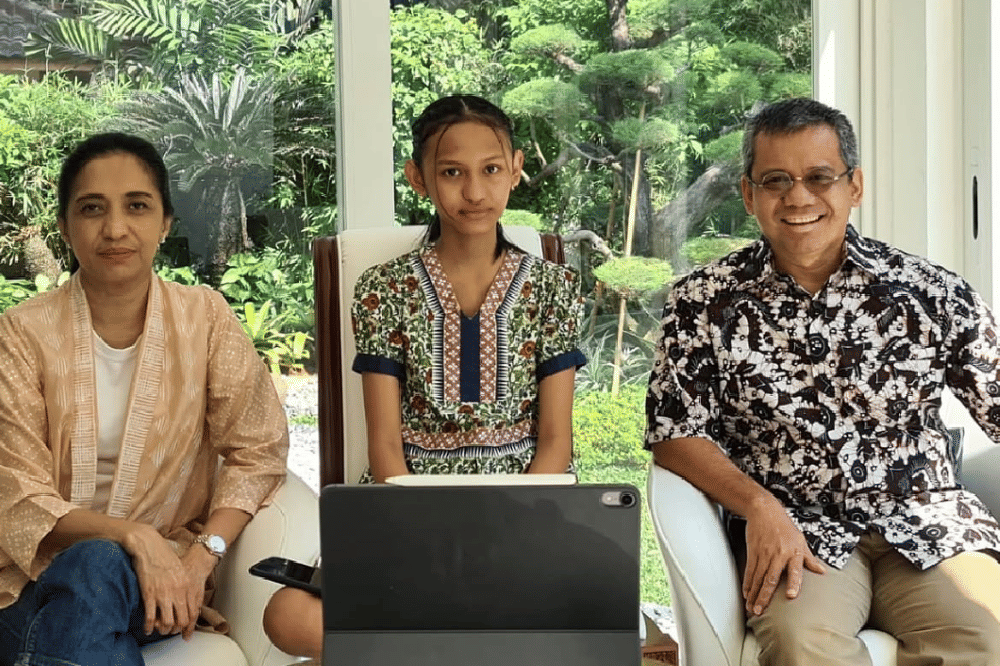 Memiliki moto ‘Hidup adalah Kesempatan, Bekerja Keras dan Berbuat Baiklah’