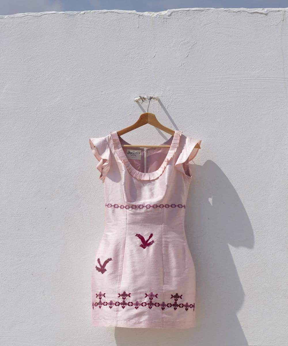 Dress dihiasi motif burung dan bunga daisy yang cantik