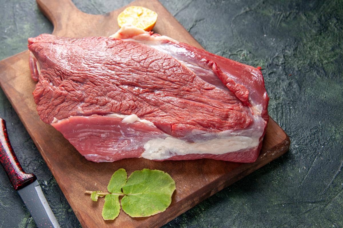 Daging sapi merah dan mentah