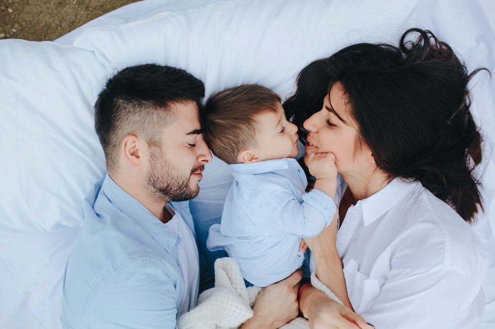 Kenapa Bayi Tidak Boleh Tidur di Tengah Orangtua?