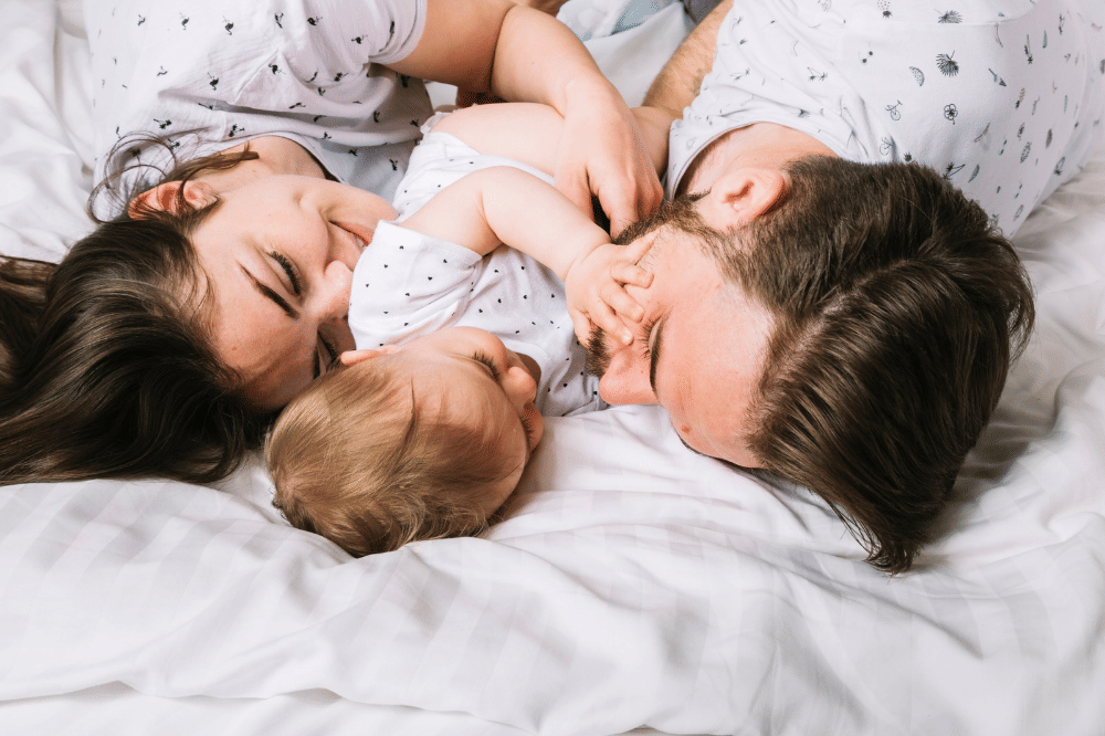 Kenapa Bayi Tidak Boleh Tidur di Tengah Orangtua?
