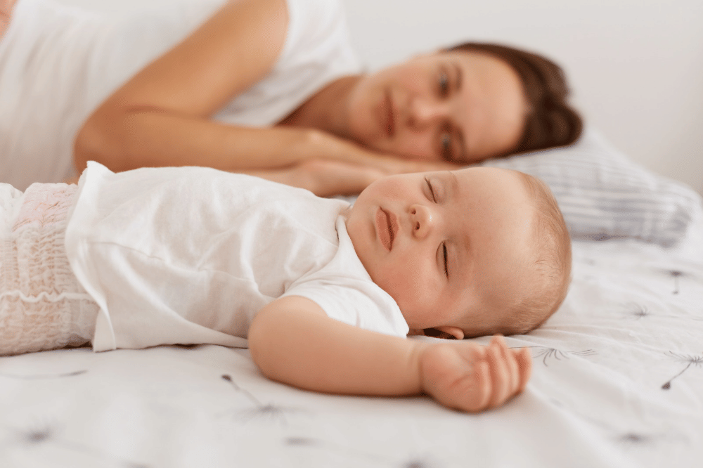 Kenapa Tidur di Tengah Orangtua Bisa Berbahaya untuk Bayi?