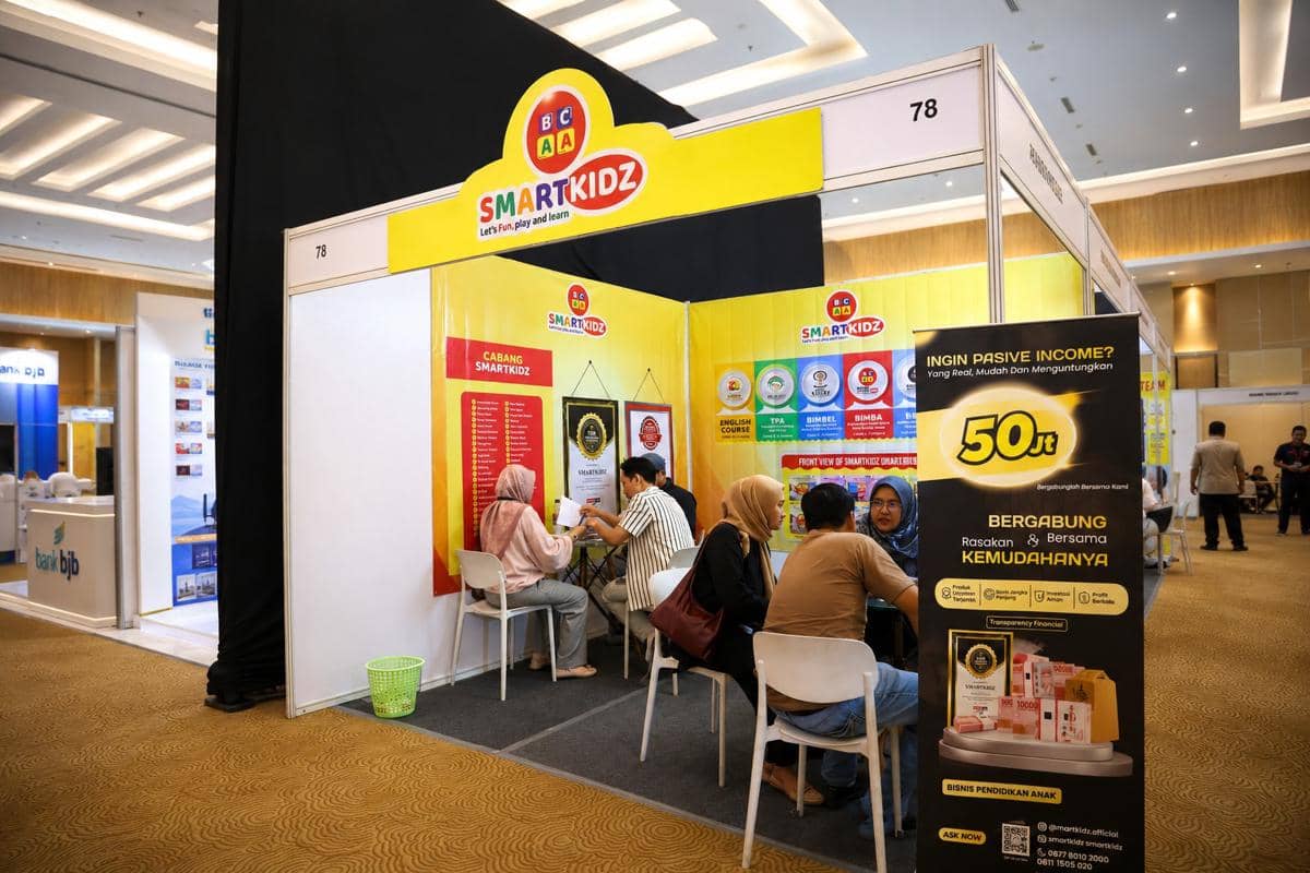 Orangtua menghadiri booth Smartkidz