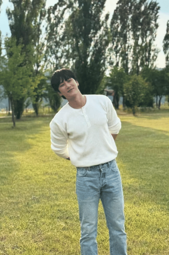 Kaus Lengan Panjang dan Jeans yang Terlihat Manis