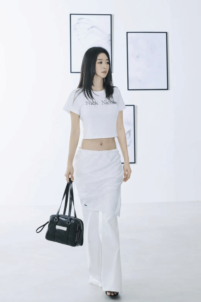 Minimalis dengan Outfit Serba Putih
