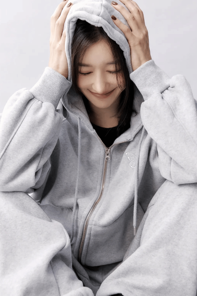 Sporty Memakai Zip-Up Hoodie 