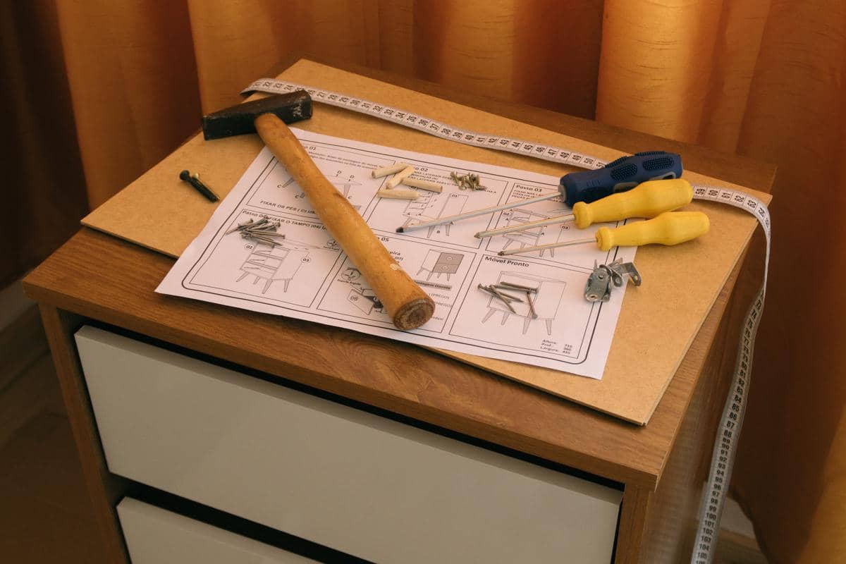 Memindahkan furnitur atau mengangkat barang berat