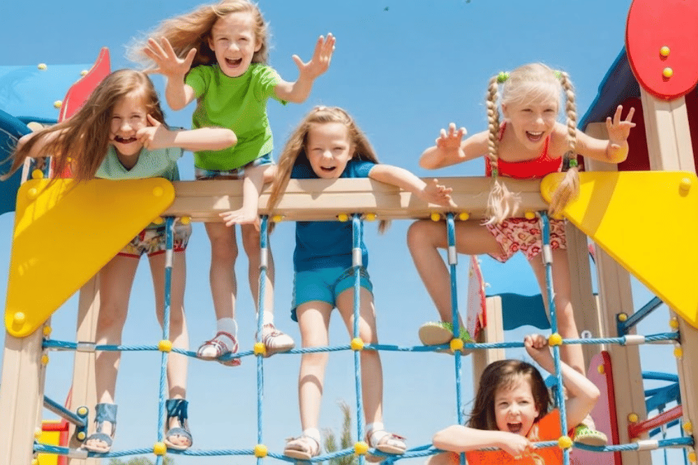 Anak-anak bermain di playground