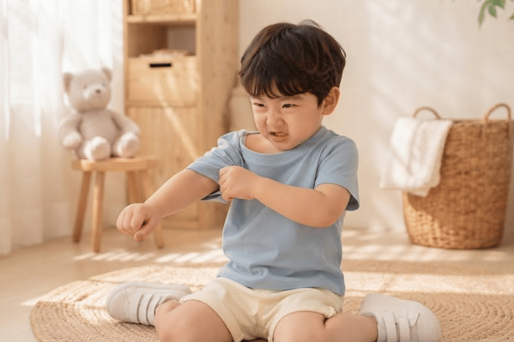 Anak usia 2,5 tahun memakai baju