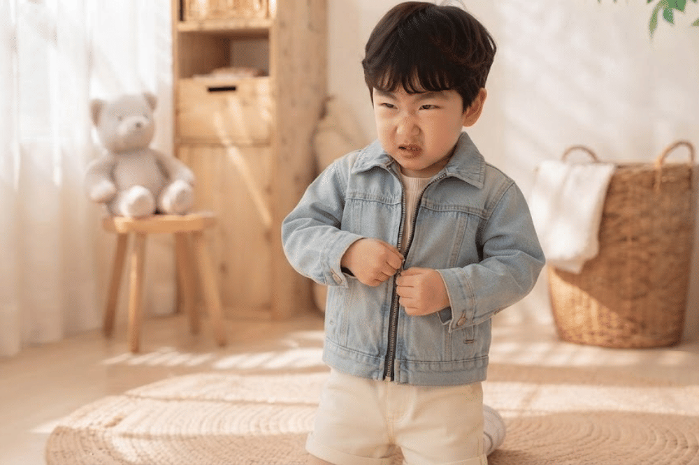 Anak usia 5 tahun memakai jaket