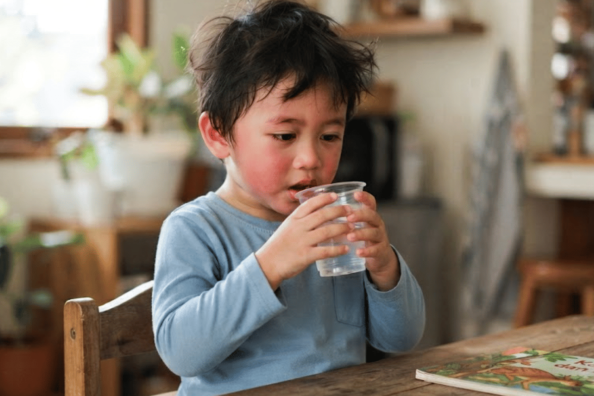 Minum air membuat anak tetap terhidrasi saat batuk pilek