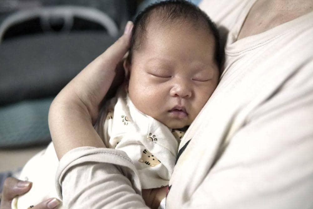 Apakah Bayi Boleh Tidur di Dada Ibu Setelah Menyusui?