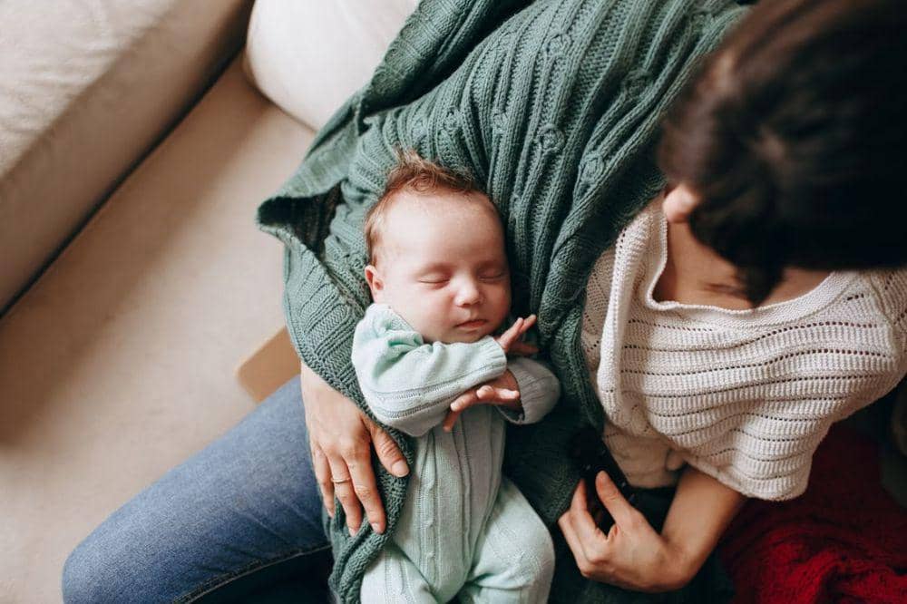 Bagaimana Posisi Tidur Bayi yang Aman saat Tidur di Dada Ibu?