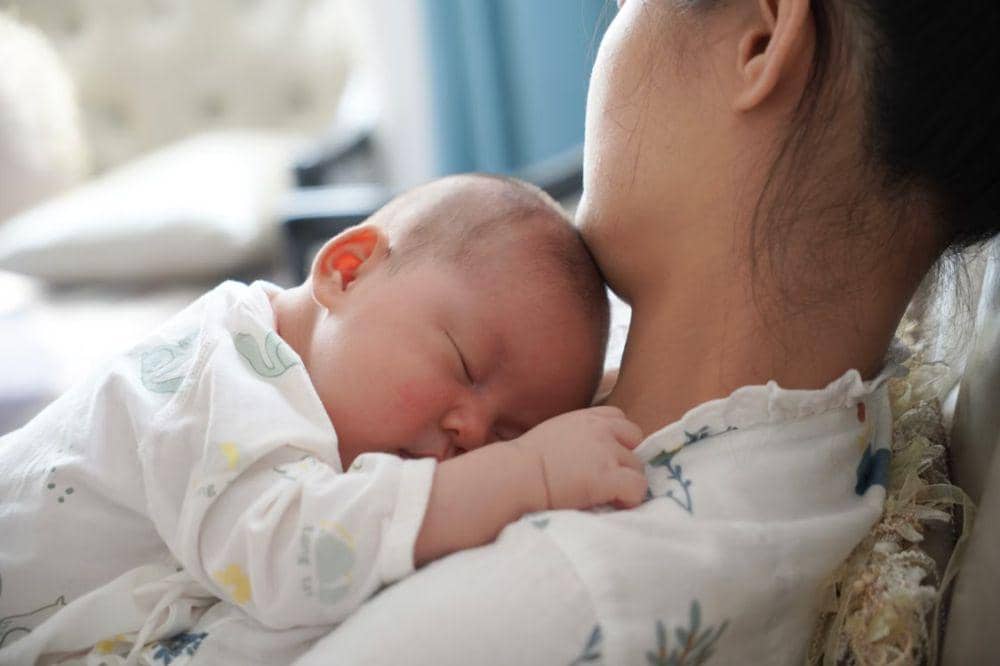 Berapa Lama Bayi Boleh Tidur di Dada Ibu? Ini Batas Amannya