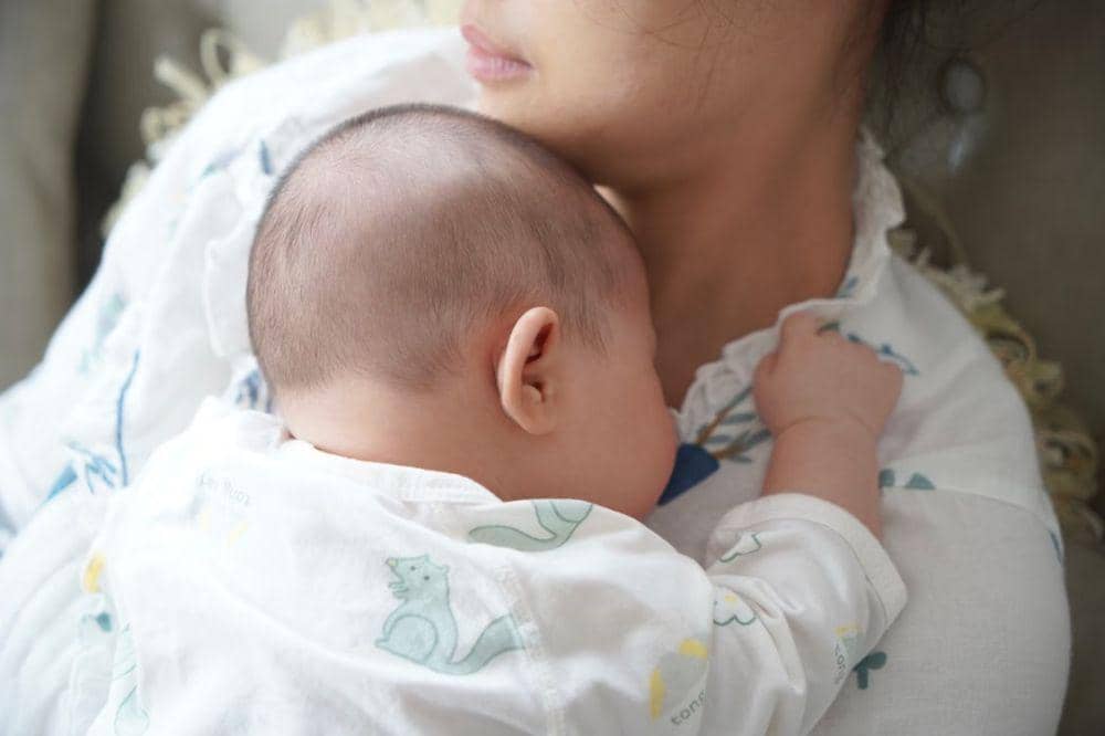Berapa Lama Bayi Boleh Tidur di Dada Ibu?
