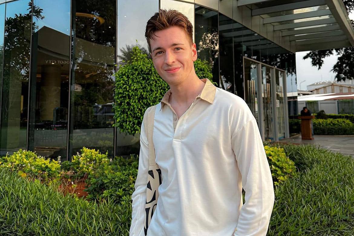 Alastair berasal dari keluarga yang hangat dan harmonis