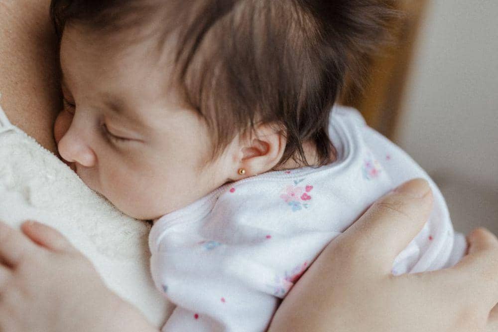 Faktor Risiko Bayi Tidur di Dada Ibu