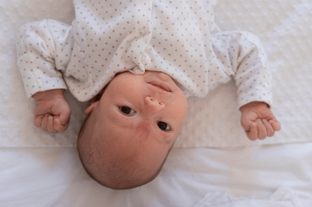 Kenapa Bayi Tidak Boleh Tidur di Kasur Empuk? Ini Alasannya
