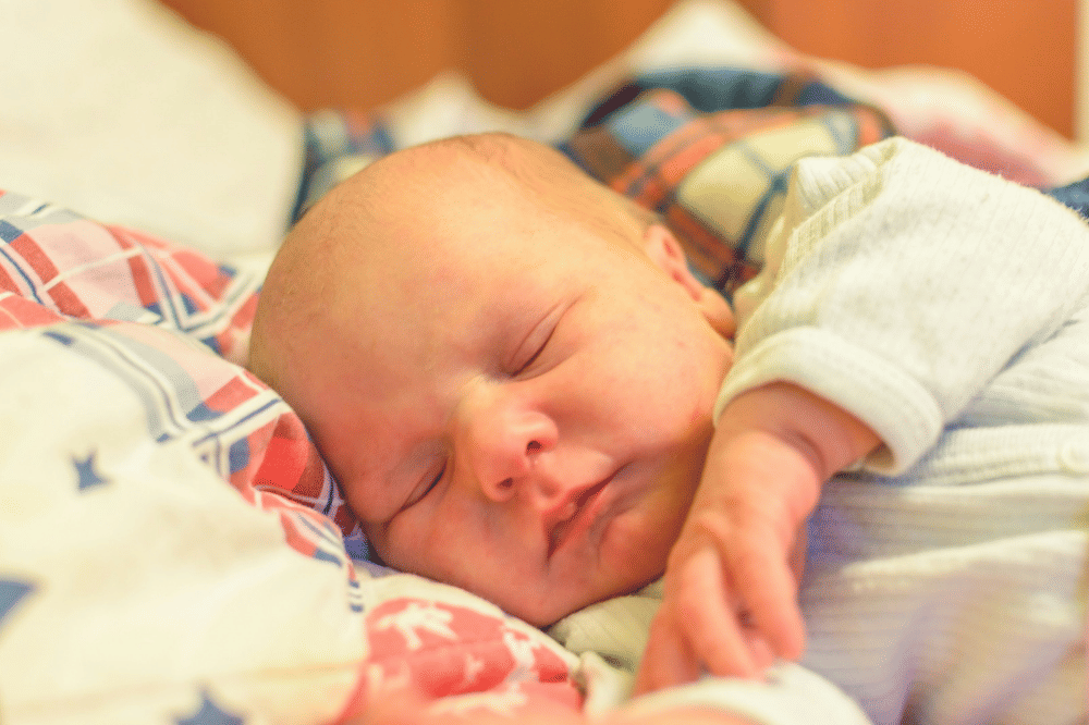 Kenapa Bayi Tidak Boleh Tidur di Kasur Empuk?