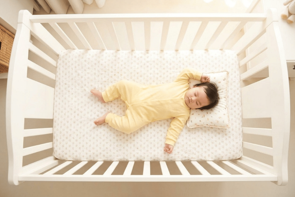 Umur Berapa Bayi Boleh Pakai Bantal? Cek Selengkapnya