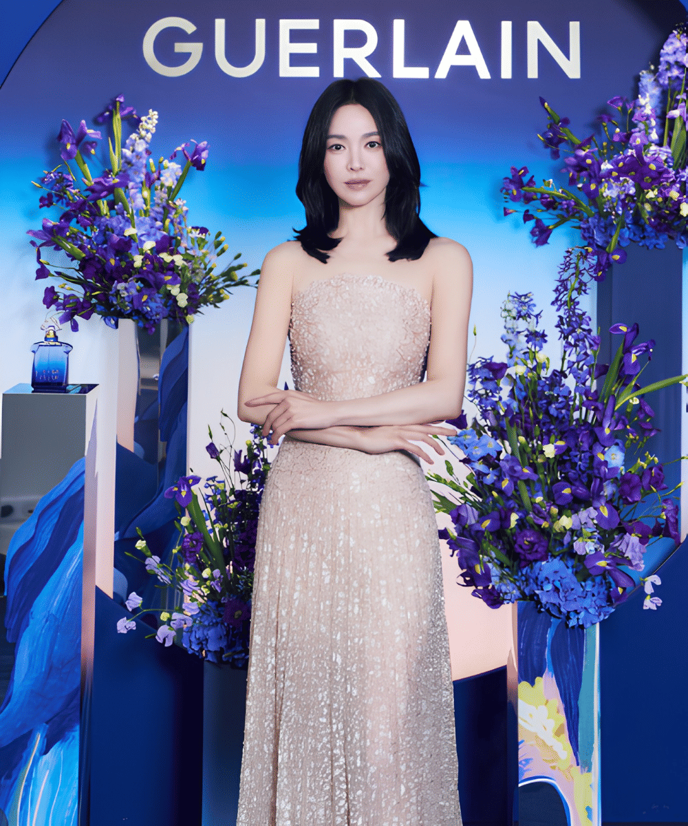 Styling minim aksesori yang menonjolkan siluet gaun