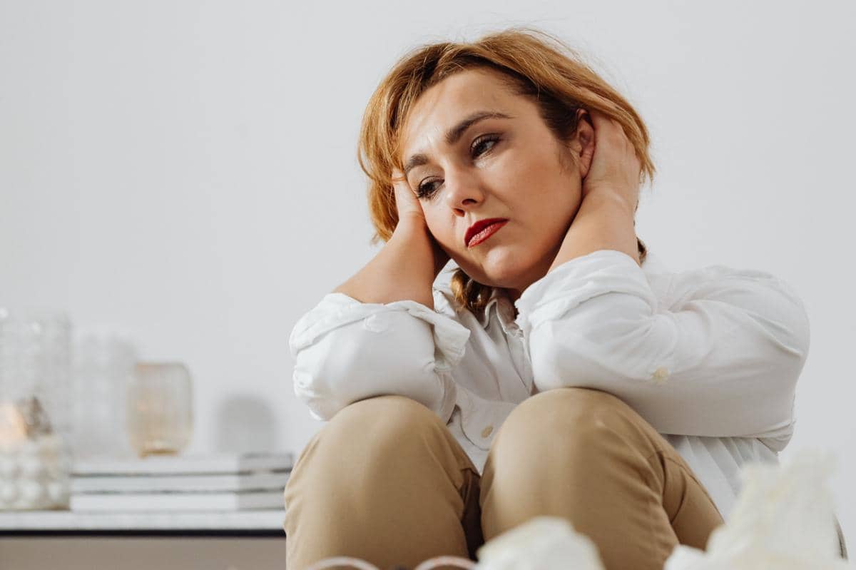Perempuan dewasa frustasi sambil memegang kepala