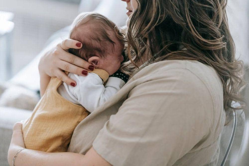 Manfaat Bayi Tidur di Dada Ibu