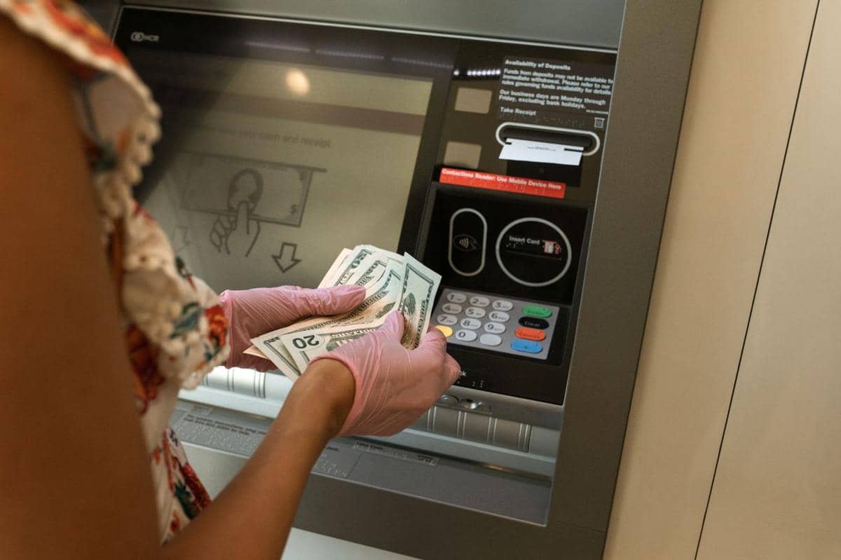 Jangan biarkan orang lain menentukan seberapa banyak uang yang harus kamu habiskan