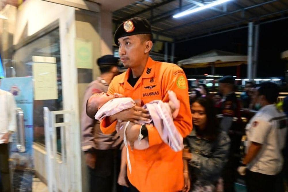 Orangtua dan bayi berhasil diselamatkan hingga tiba di pelabuhan lembar