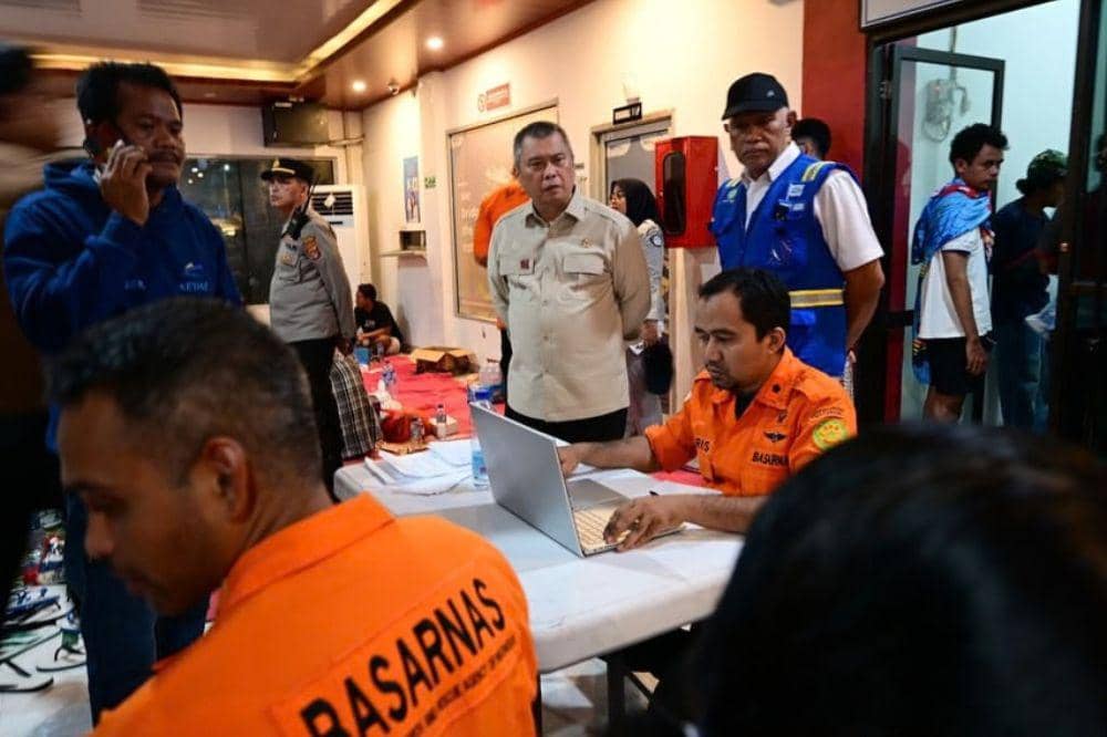 Bayi sempat pingsan, orangtua bergantian menggendong