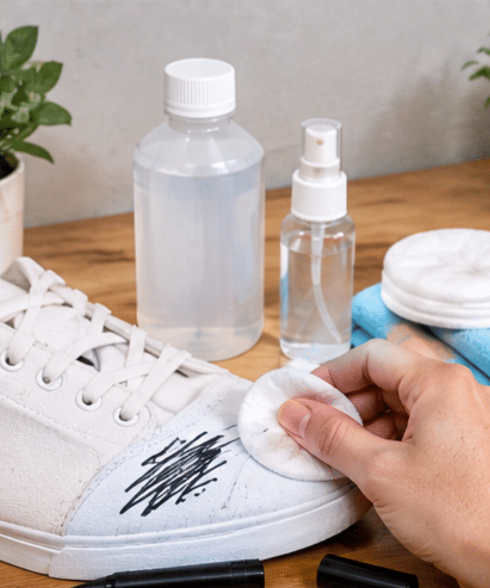 Gunakan alkohol isopropil atau hand sanitizer