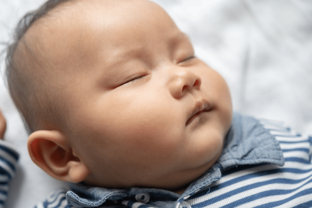 Bayi selalu tidur menghadap kanan, apakah wajar?