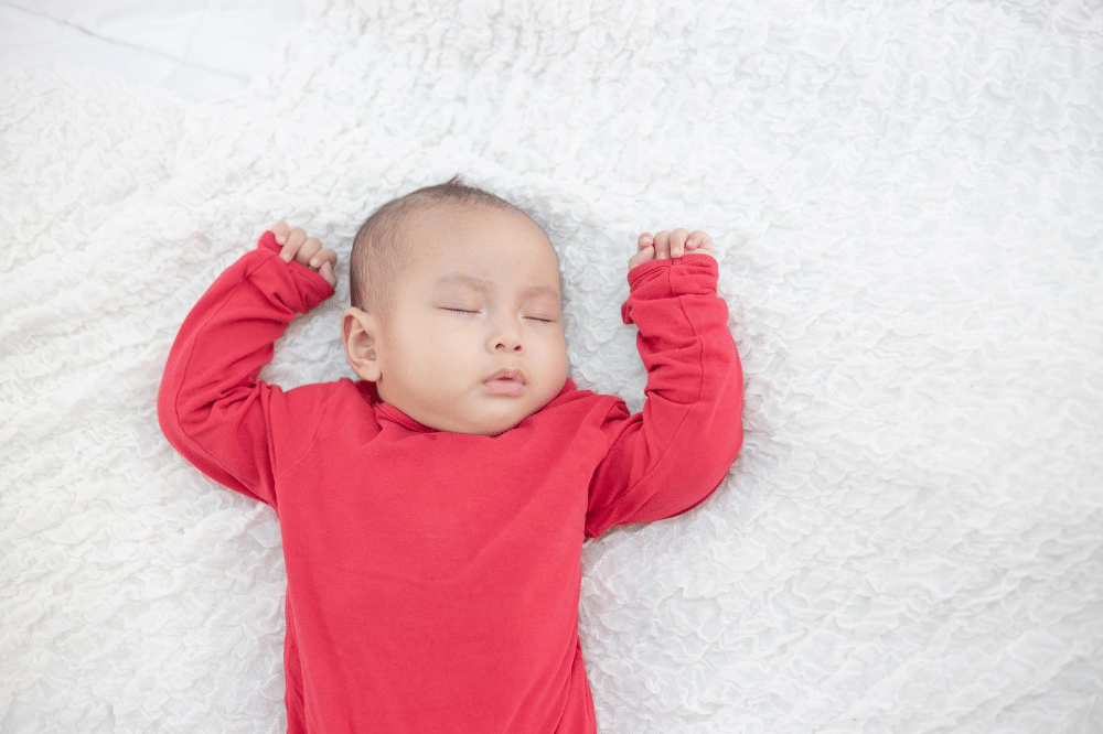 Bayi selalu tidur menghadap kanan, apakah wajar?