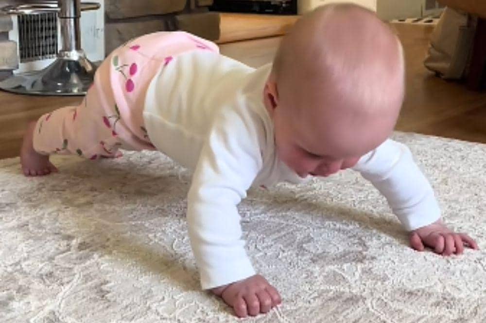 Kenapa Bayi Suka Angkat Badan seperti Sedang Plank?