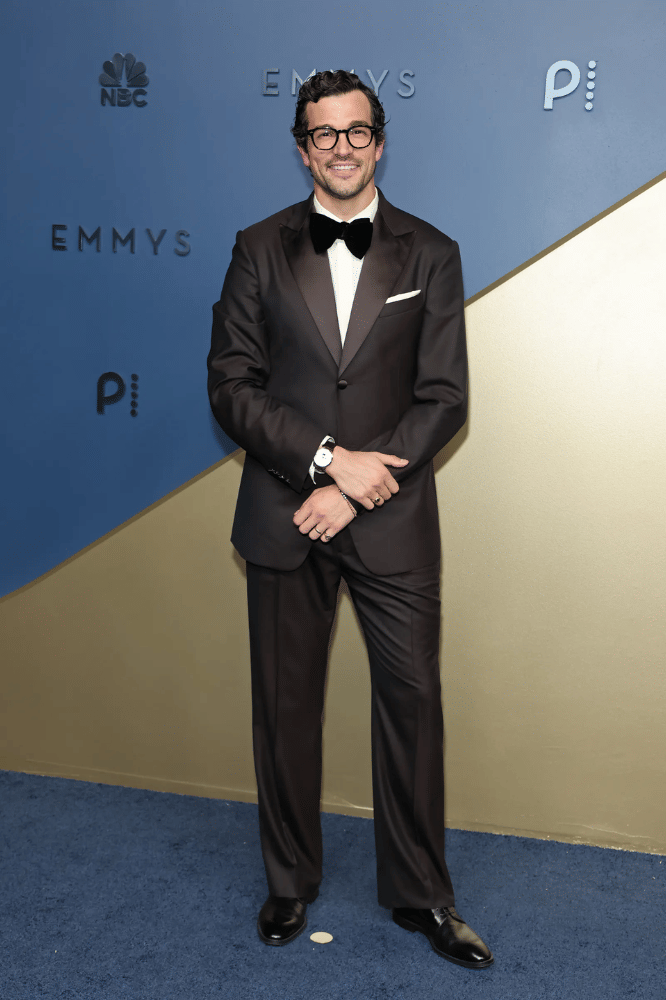 Paul Anthony Kelly dengan setelan Louis Vuitton