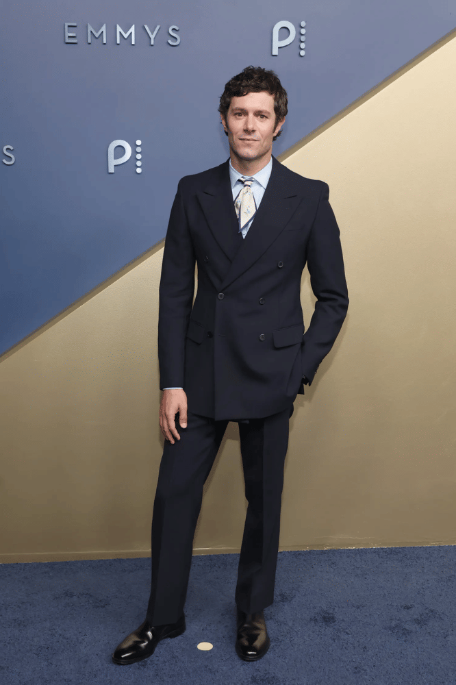 Adam Brody dengan setelan Prada