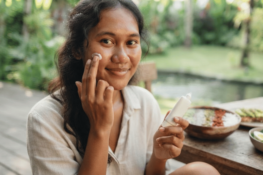 Melindungi kulit dari paparan sinar UV setiap hari