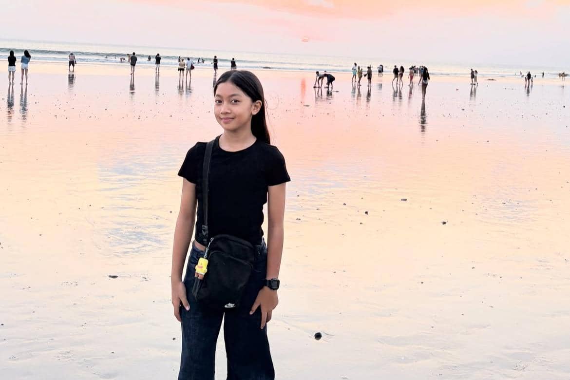 Mikhayla Shanum Caya saat di pantai Bali
