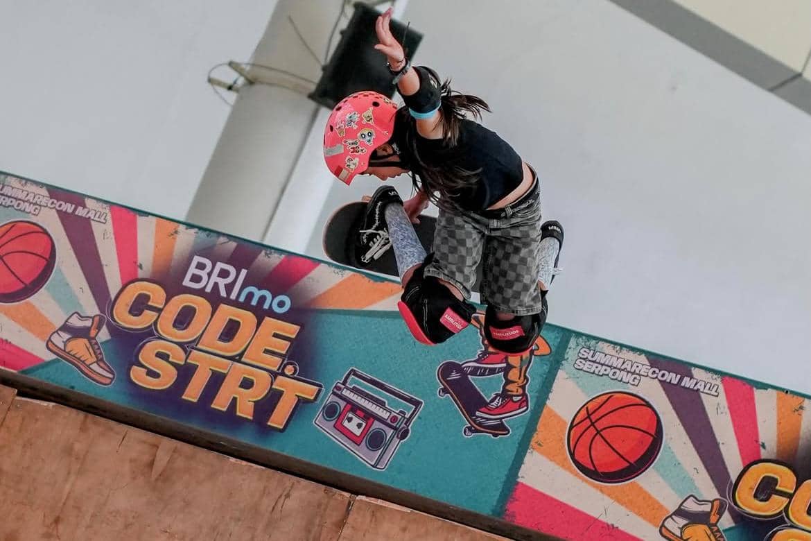 Aksi terbang Mikhayla dengan skateboardnya