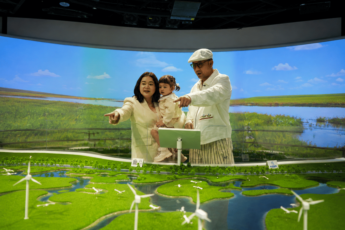 Photo 2 - Denny Sumargo bersama keluarga selaku Brand Ambassador AceKid saat mengunjungi FEIHE AceKid Smart Factory di Harbin, China. Dalam kunjungan tersebut, Denny dan keluarga melihat langsung proses pembuatan .png