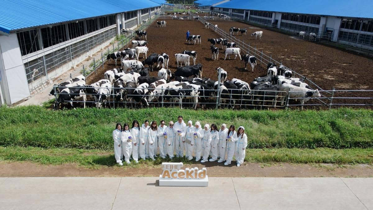Photo 3 - Sejumlah peserta Ace Fresh Journey melihat langsung pengelolaan peternakan sapi perah di fasilitas FEIHE AceKid di Qiqihar, China. Kunjungan ini memberikan gambaran mengenai proses pengelolaan sumber su.jpg