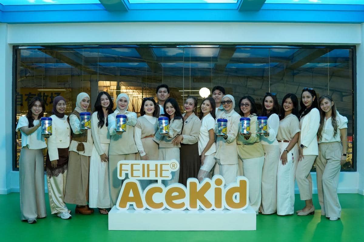 Photo 8 - Sejumlah figur publik Indonesia yang juga merupakan orang tua saat mengunjungi FEIHE AceKid Smart Factory di Harbin, China, dalam rangkaian Ace Fresh Journey. Dalam kunjungan ini, para peserta melihat la.jpg