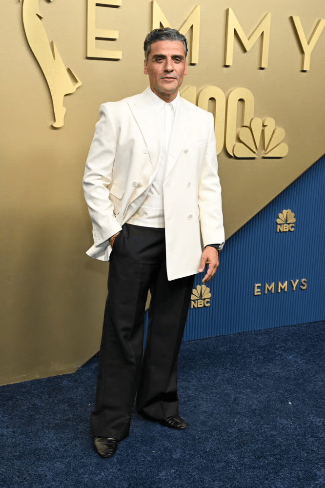 Oscar Isaac dengan setelan Celine