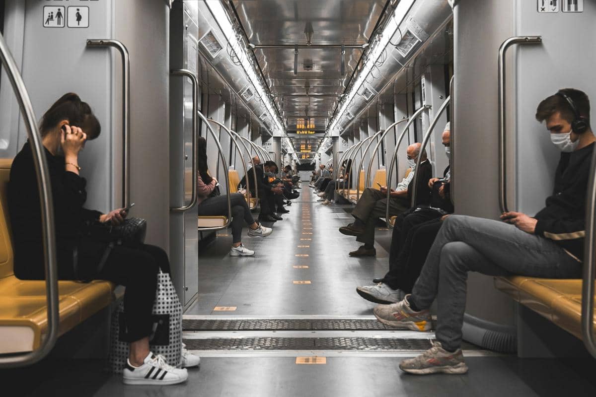 suasana gerbong dalam transportasi kereta 